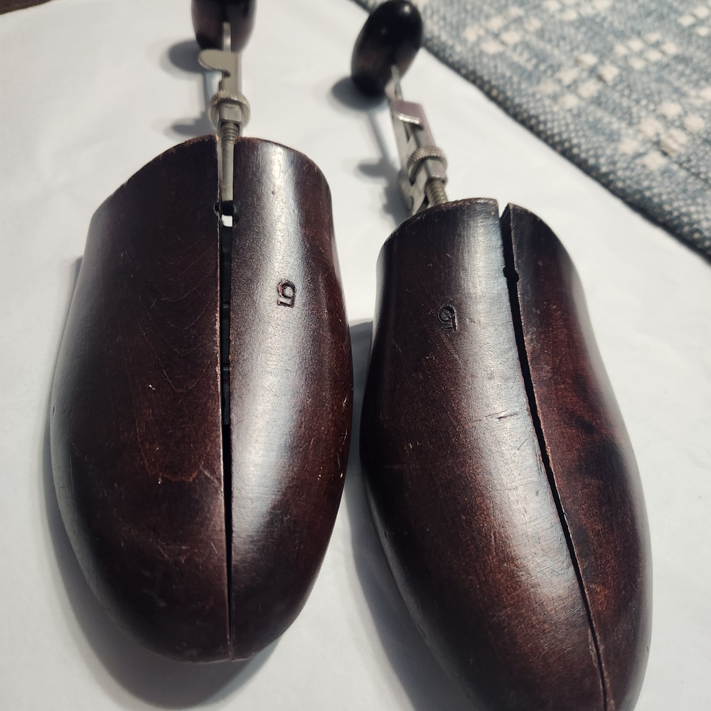 Elegant Brown Shoe Trees Size 5